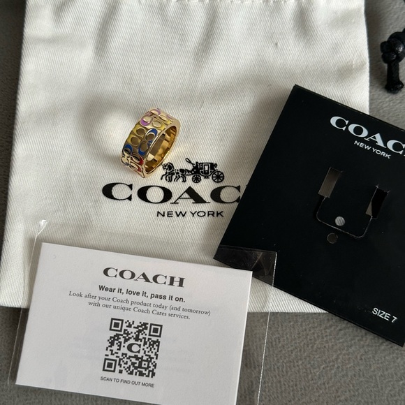 NWT COACH Ring 7 Quilted Signature C Logo Enamel
Ring Band Gold Multicolor - Picture 5 of 5